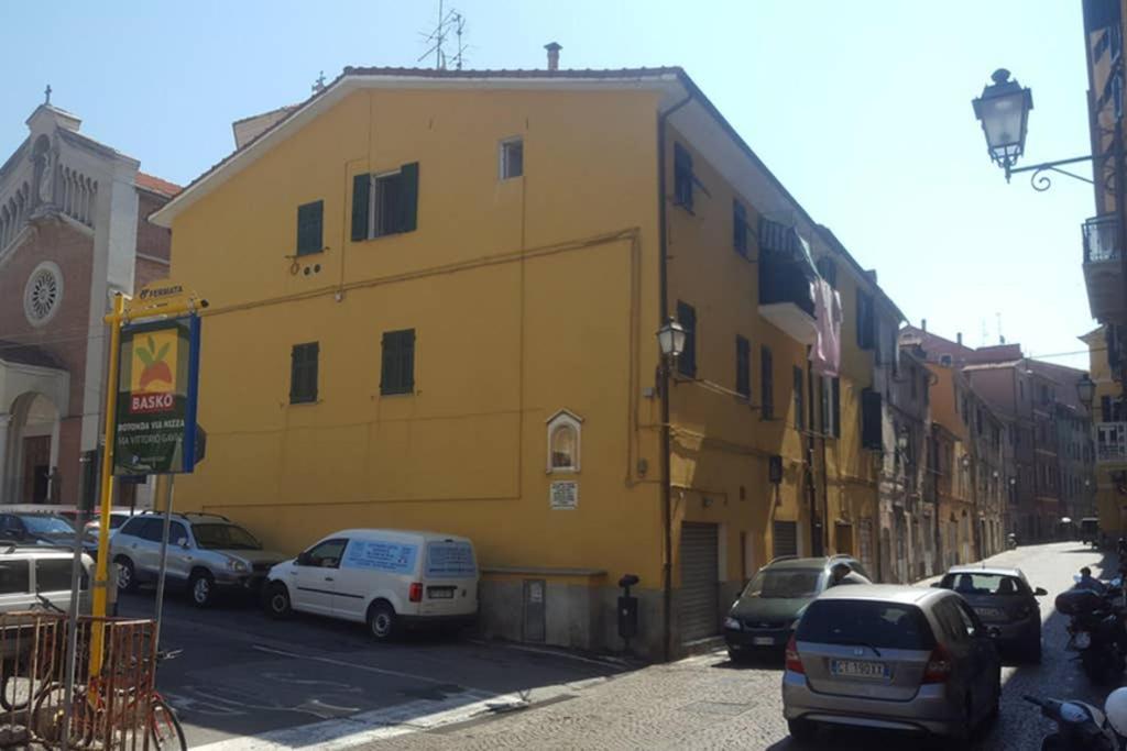 Prestige House A Pochi Passi Dal Mare Apartment Imperia Exterior photo